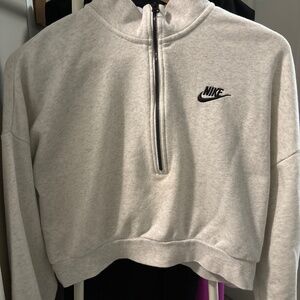 Nike pull over (cropped)